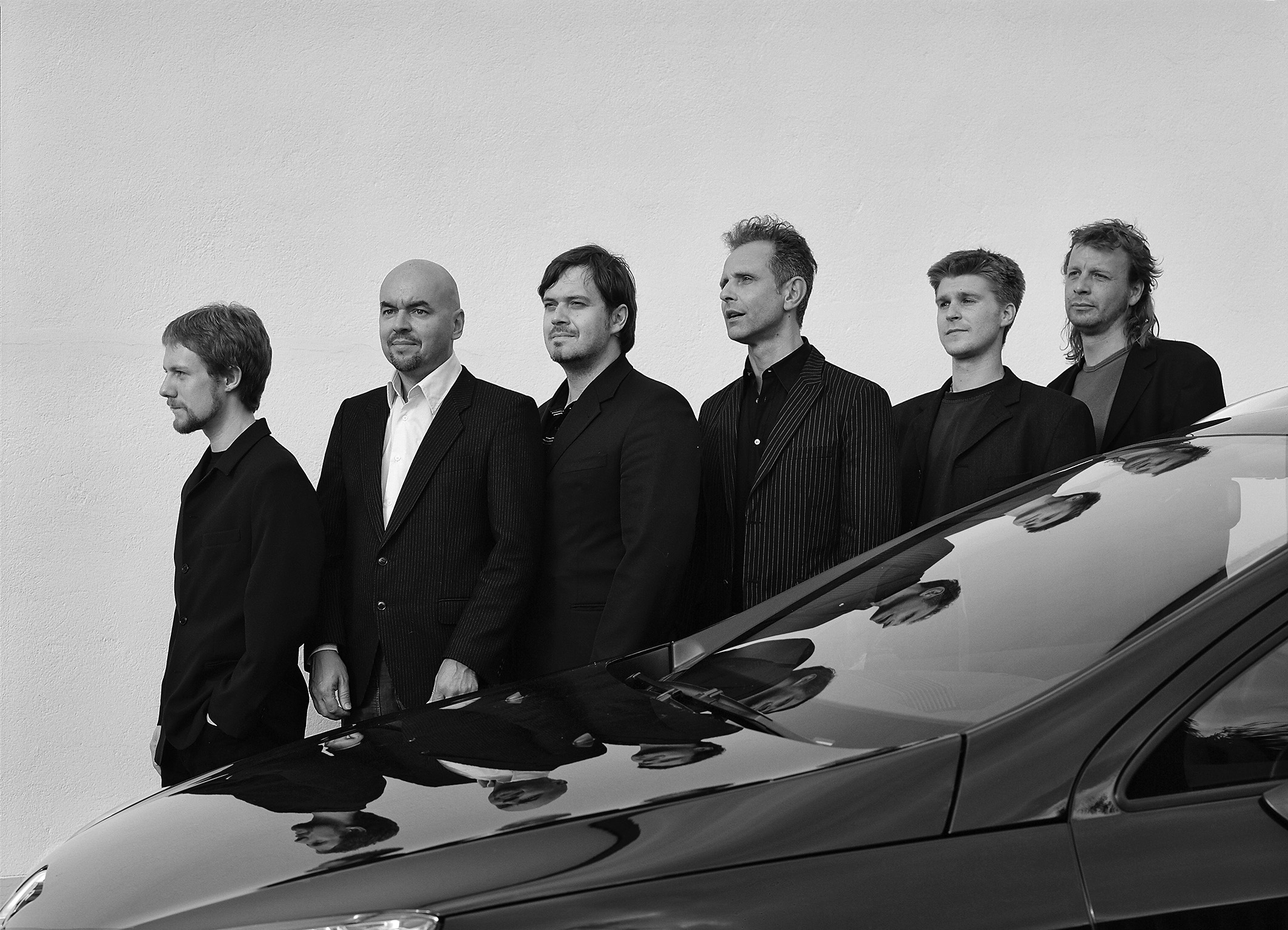 Wir werden uns nicht umarmen, aber auseinanderdividieren lassen wir uns auch nicht VW-Konzernchef Pischetschrieder (2 v.l.) mit Kollegen